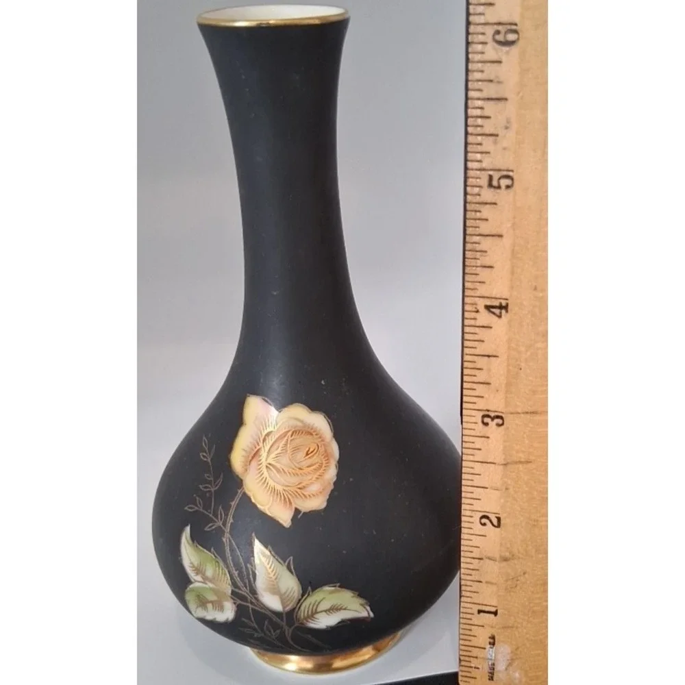 22 Karat Gold Rimmed on Royal‎ Porzellan Bavaria Handarbeit Vase